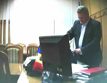 Viceprimarul Vlad Cotet ramane internat la spital: procurorii vor cere astazi mandat de arest pe numele lui, in lipsa acestuia Viceprimarul Vlad Cotet ramane internat la spital: procurorii vor cere astazi mandat de arest pe numele lui, in lipsa acestuia