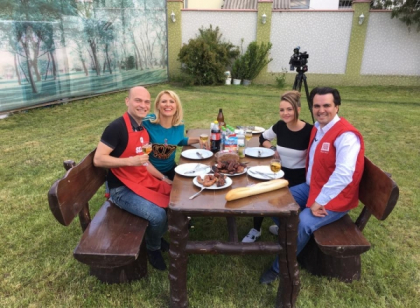 Frigarui, mici si carnaciori la gratar, cu asta au chefuit: cumetrul Igor Cuciuc, Dianna Rotaru, Diana Grigor si Valeriu Croitoru. Vezi cum s-au distrat acestia la o petrecere ca la carte - VIDEO