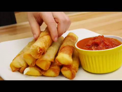 Iei cateva felii de salam si cascaval sau mozzarella, le impaturesti asa si apoi le prajesti in ulei! Uite ce bunatate obtii - VIDEO