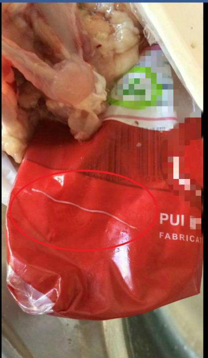Revoltator! Pui pe rafturile unui supermarket vine la pachet cu...VIERMI - FOTO Revoltator! Pui pe rafturile unui supermarket vine la pachet cu...VIERMI - FOTO
