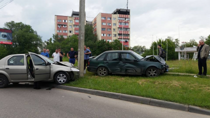 Accident matinal la Ciocana. Doua masini s-au tamponat violent. In urma impactului un automobil a ajuns pe trotuar, iar altul intr-un stalp de electricitate - GALERIE FOTO Accident matinal la Ciocana. Doua masini s-au tamponat violent. In urma impactului un automobil a ajuns pe trotuar, iar altul intr-un stalp de electricitate - GALERIE FOTO