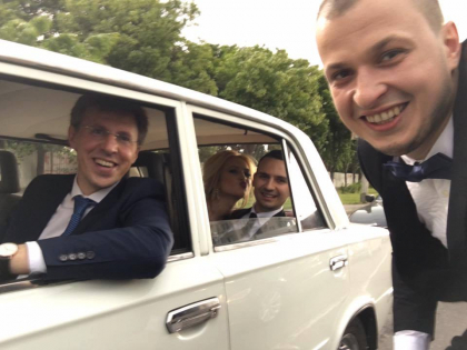 Nasul Dorin Chirtoaca si-a dus finii la nunta cu Jiguli-ul - FOTO Nasul Dorin Chirtoaca si-a dus finii la nunta cu Jiguli-ul - FOTO
