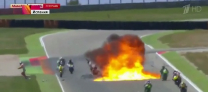 Accident teribil in Spania la o competitie de motociclism. S-a rasturnat, iar mai apoi motocicleta explodat, ranind alti piloti - VIDEO 