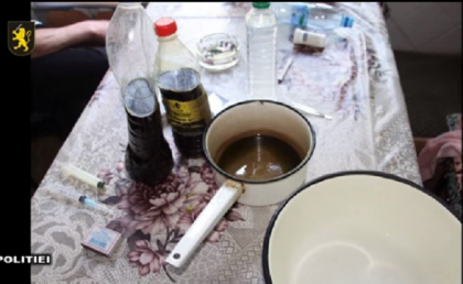 Doi amici, prinsi in timp ce preparau si consumau droguri. Ce au vazut politistii cand au intrat intr-un apartament din Ungheni - VIDEO
