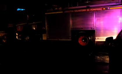 Pompierii, salvatorii si politistii au intervenit noaptea trecuta dupa ploaia care a inecat mai multe strazi din capitala - VIDEO