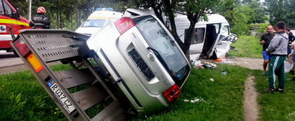 Un microbuz care urma sa ajunga in Republica Moldova s-a rasturnat pe o sosea din Romania: Sase moldoveni au fost raniti - VIDEO si FOTO Un microbuz care urma sa ajunga in Republica Moldova s-a rasturnat pe o sosea din Romania: Sase moldoveni au fost raniti - VIDEO si FOTO