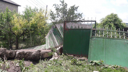 Au ramas fara garduri, iar casele sunt pline de mocirla. Asa arata unele dintre gospodariile din Loganesti care au fost inundate dupa ploaia de noaptea trecuta - GALERIE FOTO
