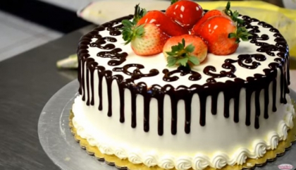 Secretul cofetarilor! Cum decorezi un tort in doua minute - VIDEO Secretul cofetarilor! Cum decorezi un tort in doua minute - VIDEO
