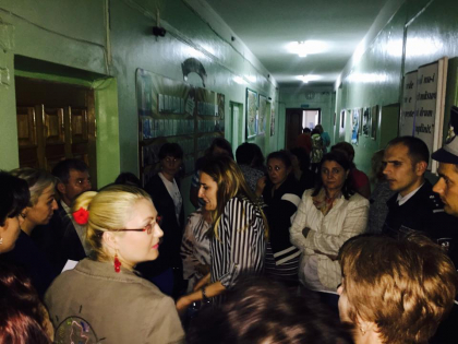 Scandal nou pe problema veche la liceul Dante Aligheri din capitala. Noua directoare a venit cu politia si urmeaza sa intre fortat in cabinetul ei chiar daca mai multi profesori si parinti protesteaza "Afara, demisia!" - FOTO Scandal nou pe problema veche la liceul Dante Aligheri din capitala. Noua directoare a venit cu politia si urmeaza sa intre fortat in cabinetul ei chiar daca mai multi profesori si parinti protesteaza "Afara, demisia!" - FOTO