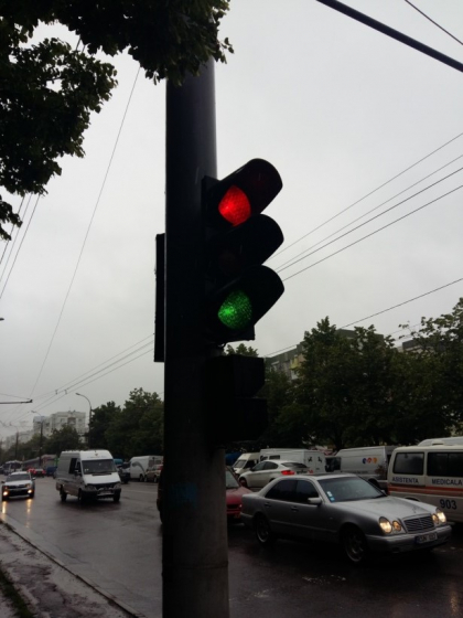 Poza zilei! Rosu sau verde? Semaforul care te duce in eroare - FOTO 