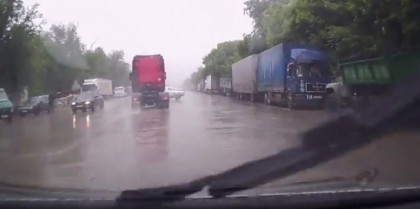 Inconstienta totala. Un sofer iresponsabil era cat pe ce sa provoace un grav accident dupa ce i-a taiat calea unui camion - VIDEO Inconstienta totala. Un sofer iresponsabil era cat pe ce sa provoace un grav accident dupa ce i-a taiat calea unui camion - VIDEO