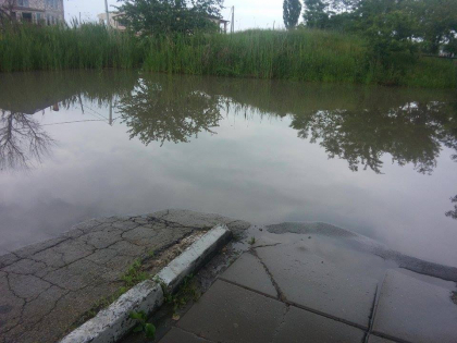Ghinionul de care au parte locatarii unui bloc din capitala. Dupa fiecare ploaie abundenta se trezesc cu un lac in fata scarii - GALERIE FOTO Ghinionul de care au parte locatarii unui bloc din capitala. Dupa fiecare ploaie abundenta se trezesc cu un lac in fata scarii - GALERIE FOTO