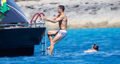 Cristiano Ronaldo, surprins alaturi de o bruneta in Ibiza! Ce facea starul Realui pe iaht cu femeia