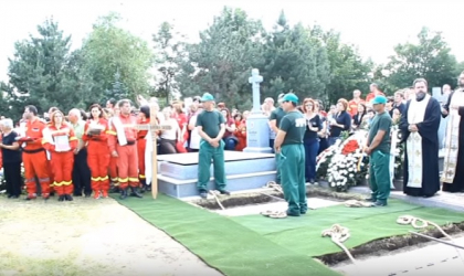 Cei 4 salvatori care si-au pierdut viata dupa ce elicopterul SMURD in care se aflau s-a prabusit la Cantemir, condusi pe ultimul drum cu sunete de sirena. Salvatorii moldoveni au mers la Iasi - VIDEO Cei 4 salvatori care si-au pierdut viata dupa ce elicopterul SMURD in care se aflau s-a prabusit la Cantemir, condusi pe ultimul drum cu sunete de sirena. Salvatorii moldoveni au mers la Iasi - VIDEO