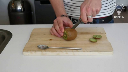 Te-ai chinuit atata timp in zadar! Uite care e cea mai simpla metoda sa cureti un kiwi - VIDEO
