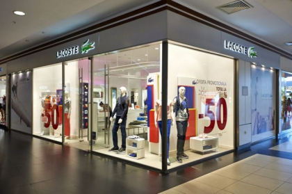 Moldovean cu gusturi rafinate: A furat camasi de brand dintr-un magazin din Italia Moldovean cu gusturi rafinate: A furat camasi de brand dintr-un magazin din Italia