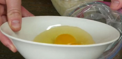 A pus doua oua crude intr-o punga pentru sandvisuri. Ce face apoi cu amestecul este de-a dreptul genial A pus doua oua crude intr-o punga pentru sandvisuri. Ce face apoi cu amestecul este de-a dreptul genial