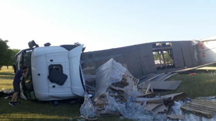 Un camion, plin cu borcane, a derapat si s-a rasturnat pe soseaua Chisinau - Leuseni. Drumul este blocat deja de doua ore, iar in zona s-a format un ambuteiaj infernal - GALERIE FOTO Un camion, plin cu borcane, a derapat si s-a rasturnat pe soseaua Chisinau - Leuseni. Drumul este blocat deja de doua ore, iar in zona s-a format un ambuteiaj infernal - GALERIE FOTO