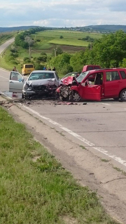 Grav accident in apropiere de Straseni. Un barbat a murit, iar alte patru persoane, printre care doi minori, transportate la spital - GALERIE FOTO Grav accident in apropiere de Straseni. Un barbat a murit, iar alte patru persoane, printre care doi minori, transportate la spital - GALERIE FOTO
