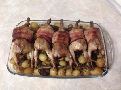 Prepelite in bacon, cu cartofi noi, la cuptor! Un deliciu aromat, propus de designerul Leanka Chokolate