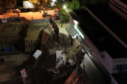 Momente de panica in sectorul Rascani al capitalei. Scarile unei banci s-au surpat, iar mai multe constructii din apropiere ar putea fi afectate. La fata locului a ajuns si primarul - GALERIE FOTO Momente de panica in sectorul Rascani al capitalei. Scarile unei banci s-au surpat, iar mai multe constructii din apropiere ar putea fi afectate. La fata locului a ajuns si primarul - GALERIE FOTO