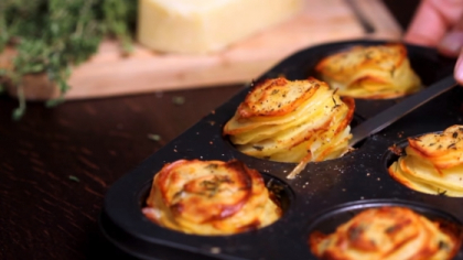 A pus felii de cartofi intr-o tava de briose, apoi a adaugat un ingredient delicios! Rezultatul este unul special - VIDEO A pus felii de cartofi intr-o tava de briose, apoi a adaugat un ingredient delicios! Rezultatul este unul special - VIDEO