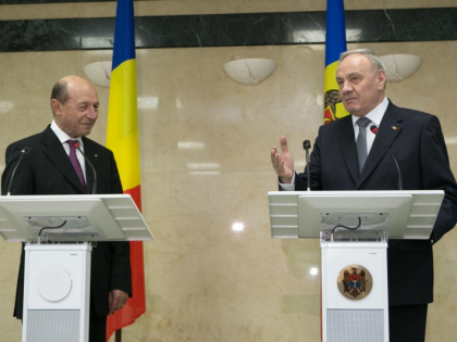 Presedintele Nicolae Timofti a acordat cetatenia Republicii Moldova sotilor Basescu Traian si Maria Presedintele Nicolae Timofti a acordat cetatenia Republicii Moldova sotilor Basescu Traian si Maria