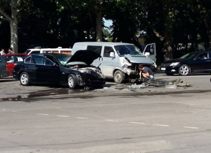 Accident grav in sectorul Buiucani al capitalei. Doua masini s-au lovit frontal - GALERIE FOTO