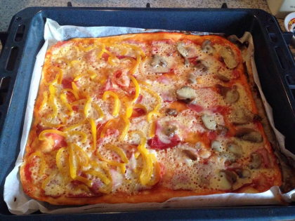 Pizza de casa, delicioasa! O reteta rapida, propusa de designerul Leanka Chokolate Pizza de casa, delicioasa! O reteta rapida, propusa de designerul Leanka Chokolate