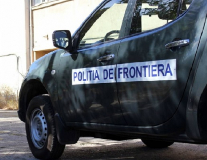 Doi politisti de frontiera, INTERNATI la spital dupa ce au derapat cu masina si au ajuns intr-un copac Doi politisti de frontiera, INTERNATI la spital dupa ce au derapat cu masina si au ajuns intr-un copac