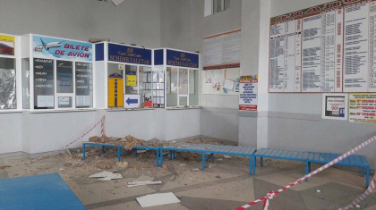 Alerta la autogara de Sud. Tavanul cladirii SE PRABUSESTE - GALERIE FOTO Alerta la autogara de Sud. Tavanul cladirii SE PRABUSESTE - GALERIE FOTO