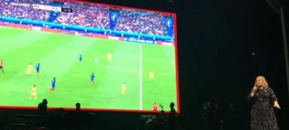 Gestul COMPLET neasteptat facut de Adele in timpul concertului de aseara de la Paris! S-a oprit din cantat si s-a uitat la meciul Romaniei