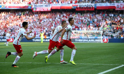 Polonezii au obtinut prima victorie din istorie la Euro. Echipa lui Michael O\'Neill a fost invinsa de Polonia cu scorul de 1 la 0 Polonezii au obtinut prima victorie din istorie la Euro. Echipa lui Michael O\'Neill a fost invinsa de Polonia cu scorul de 1 la 0