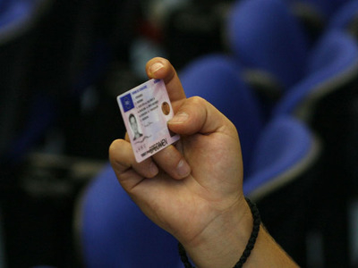 Mita pentru permise. Doi instructori auto, invinuiti pentru acte de coruptie dupa ce ar fi cerut sute de euro pentru obtinerea permisului de conducere Mita pentru permise. Doi instructori auto, invinuiti pentru acte de coruptie dupa ce ar fi cerut sute de euro pentru obtinerea permisului de conducere