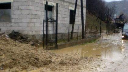 Caz iesit din comun la Leova. Un copil s-a inecat intr-o rapa cu namol in timp ce mama acestuia a intrat pentru cateva secunde intr-un magazin Caz iesit din comun la Leova. Un copil s-a inecat intr-o rapa cu namol in timp ce mama acestuia a intrat pentru cateva secunde intr-un magazin
