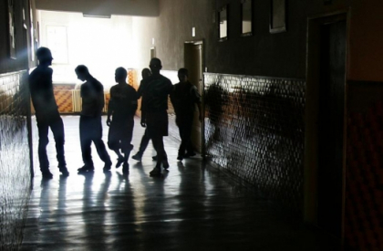 Cu arma preumatica la scoala. Un elev din Hancesti a fost transportat la spital dupa ce a fost impuscat in degete de catre un coleg Cu arma preumatica la scoala. Un elev din Hancesti a fost transportat la spital dupa ce a fost impuscat in degete de catre un coleg