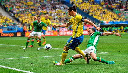 Meciul de debut a grupei E dintre Irlanda si Suedia s-a finisat la egalitate, scor 1 la 1 Meciul de debut a grupei E dintre Irlanda si Suedia s-a finisat la egalitate, scor 1 la 1