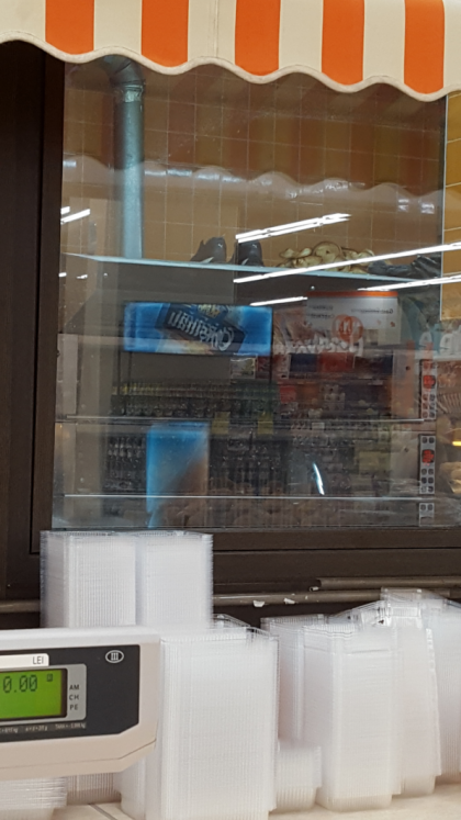 Poza zilei! L-o fi prins ploaia? Un barbat si-a pus la uscat adidasii chiar pe un cuptor dintr-un supermarket din capitala - FOTO