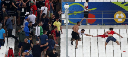 4 rusi au fost ARESTATI! Rusia poate fi exclusa de la Euro daca fanii se bat pe stadion in meciul cu Slovacia de azi 4 rusi au fost ARESTATI! Rusia poate fi exclusa de la Euro daca fanii se bat pe stadion in meciul cu Slovacia de azi