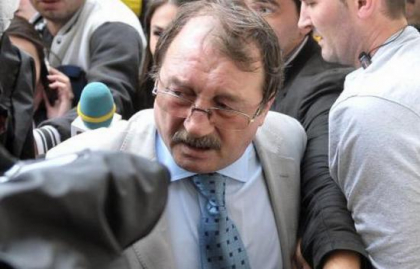 Mircea Basescu, fratele lui Traian Basescu, a fost condamnat definitiv la patru ani de inchisoare cu executare Mircea Basescu, fratele lui Traian Basescu, a fost condamnat definitiv la patru ani de inchisoare cu executare