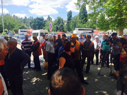 Angajatii de la Calea Ferata au iesit la PROTEST: sustin ca nu si-au primit salariile de 4 luni - GALERIE FOTO