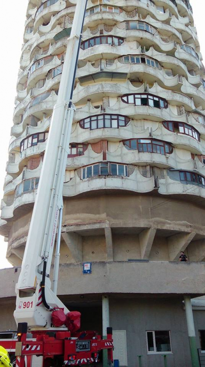 Pompierii in actiune in mai multe sectoare din capitala. Zeci de oameni s-au adunat pentru a urmari exercitiul - GALERIE FOTO Pompierii in actiune in mai multe sectoare din capitala. Zeci de oameni s-au adunat pentru a urmari exercitiul - GALERIE FOTO