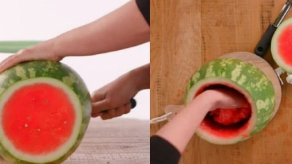 A taiat un pepene la ambele capete si l-a golit de miez! Un truc genial pentru acest sezon A taiat un pepene la ambele capete si l-a golit de miez! Un truc genial pentru acest sezon