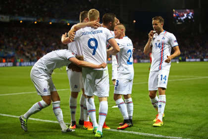 Islanda 1-1 Ungaria. Maghiarii dau lovitura in minutul 88, cu ajutorul lui Saevarsson, si sunt 90% calificati in optimi. Islanda ratat o ocazie imensa in minutul 90+4 Islanda 1-1 Ungaria. Maghiarii dau lovitura in minutul 88, cu ajutorul lui Saevarsson, si sunt 90% calificati in optimi. Islanda ratat o ocazie imensa in minutul 90+4