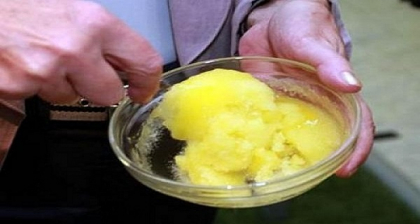 A amestecat oua, ulei de masline si ceara de albine! Incredibil ce s-a intamplat cu corpul ei mai tarziu dupa ce a consumat aceasta bautura A amestecat oua, ulei de masline si ceara de albine! Incredibil ce s-a intamplat cu corpul ei mai tarziu dupa ce a consumat aceasta bautura