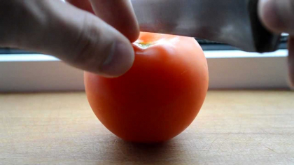 Cum sa tai o rosie, astfel incat, sa creezi un aranjament culinar fabulos, doar in cateva secunde - VIDEO Cum sa tai o rosie, astfel incat, sa creezi un aranjament culinar fabulos, doar in cateva secunde - VIDEO