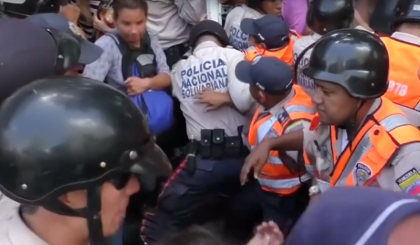 Tabloul crizei fara precedent din Venezuela. Cei care reusesc sa cumpere mancare sunt protejati de politie. Economia scade cu 8% pe an, inflatia este de 482% - VIDEO