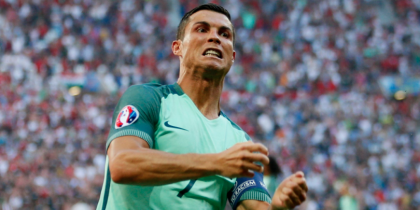 Ronaldo a intrat in istoria fotbalului cu un gol cu calcaiul: primul jucator care inscrie la patru Euro diferite Ronaldo a intrat in istoria fotbalului cu un gol cu calcaiul: primul jucator care inscrie la patru Euro diferite