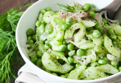Salata plina de vitamine, din castraveti, mazare si marar Salata plina de vitamine, din castraveti, mazare si marar