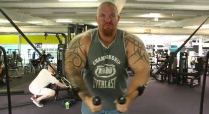 Omul cu cei mai mari bicepsi din Marea Britanie. Mananca 10.000 calorii pe zi si are o masa la fiecare 90 de minute